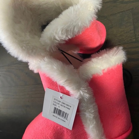 Girls hot pink boots with fur lining - Picture 2 of 2